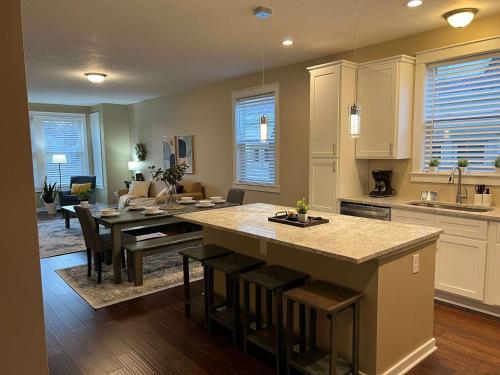 Mins to Downtown & Raceway Rookwood Retreat 2 near Crown Hill Temető