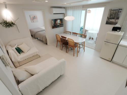 OPEN SALE, SONG Stay Park, Airport Railroad, Hongdae Station, Yeontral Park, 7 people, queen bed, air conditioner in each room, dryer, WiFi, foreigners only