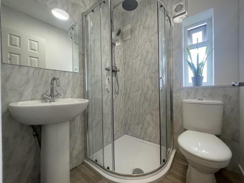 Entire home in Leeds, Free WiFi, 3 Car Parking, Leeds (Foto 6)