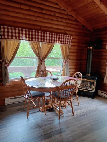 Cajun Cedar Log Cottages Ltd in 馬加里福克斯 (NS)