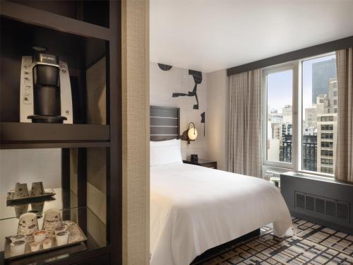 Queen Room room in Hilton New York Fashion District