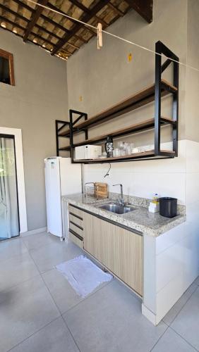 Dapur, Casa do Sérgio, Lindo loft-02 moderno e confortável. (Casa do Sergio, Lindo loft-02 moderno e confortavel.) in Portal das Artes