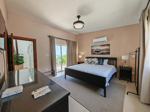 Luxury Oceanfront Villa with Heated Pool, Jacuzzi, AC, BBQ, Starlink Wi-Fi, Chef's Kitchen, Staff In in La Cienaga