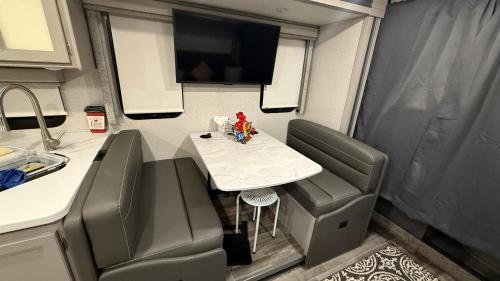 Private Cozy R/V , for your enjoyment in Tamiami, USA