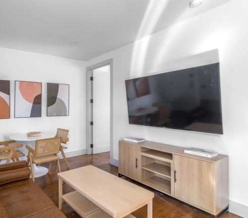 Stylish 3BR 2BA East Village Apartment Steps from Tompkins Square Park, New York (Foto 2)
