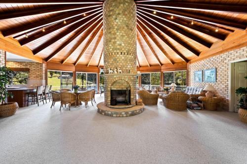 Lakeside Retreat in Yatte Yattah