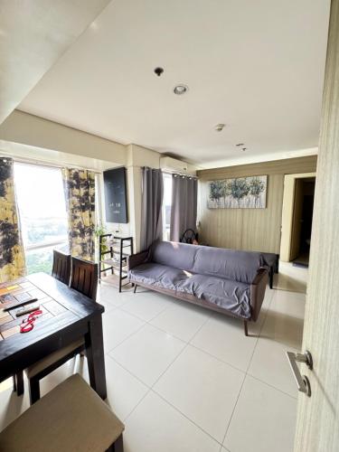 Breeze Deluxe Unit Roxas blvd, Манила