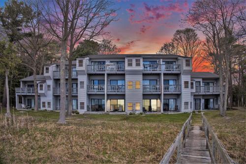 Gorgeous Lake View Deluxe Condo at The Shores thumb 2