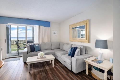 Gorgeous Lake View Deluxe Condo at The Shores thumb 3