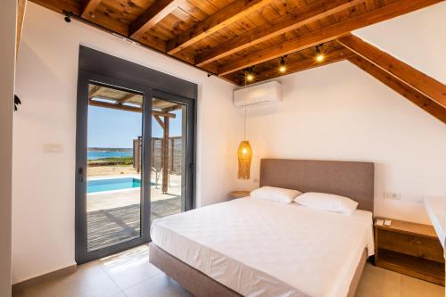 Cato Agro 3, Seafront Villa with Private Pool near สนามบินแห่งชาติคาร์ปาทอส ไอส์แลนด์