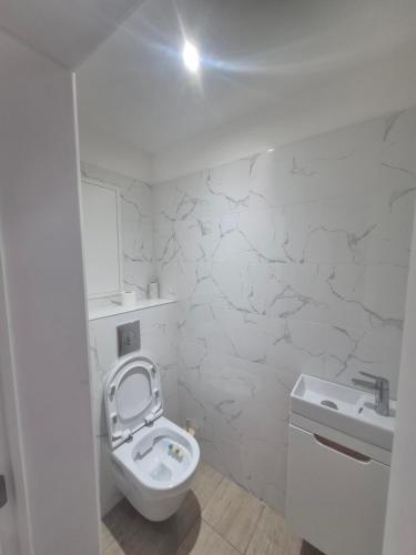 Genius BNB Buyl 2BR Terrace Near City Center Brussels, Брюссель (фото 6)
