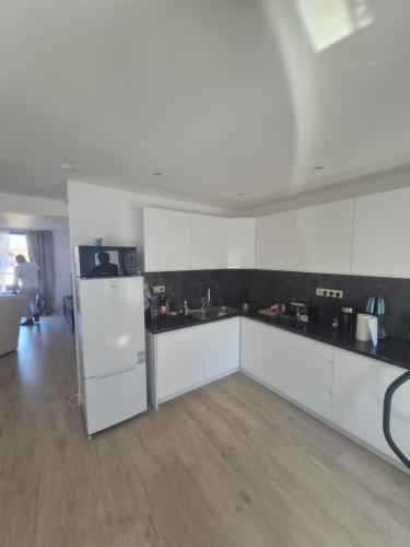 Genius BNB Buyl 2BR Terrace Near City Center Brussels, Брюссель (фото 10)