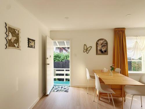 Free parking a fully renovated century old building, just a 5 minute drive to the city center Unit 4, Auckland (foto 7)