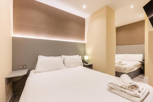 1 double bed, 1 twin bed