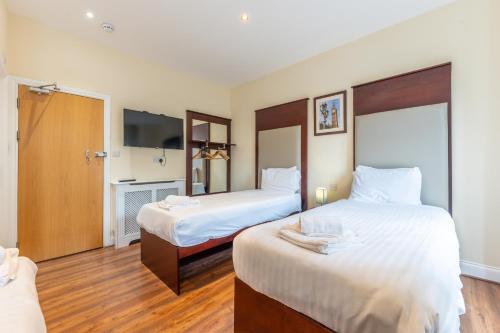 1 double bed, 2 twin beds