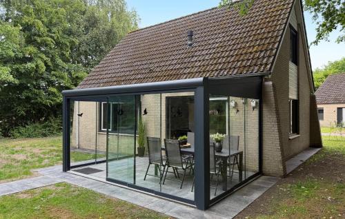 Peldbaseins, 3 Bedroom Stunning Home In Hoeven in Hoeven (North-Brabant)