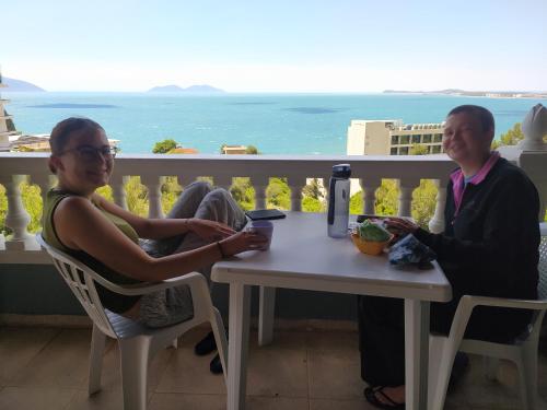 Pinwheel Hostel & Rooftop Bar in วลอรา