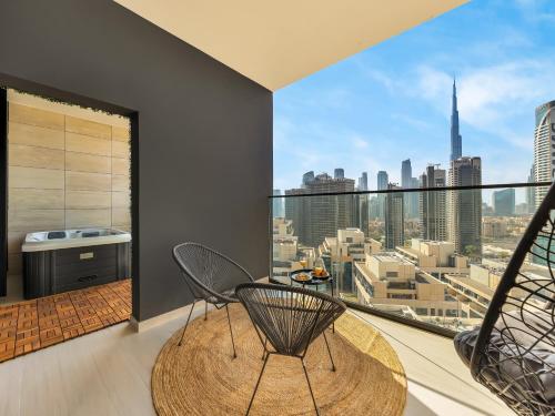 Private Jacuzzi l Canal view - Near Burj Khalifa 