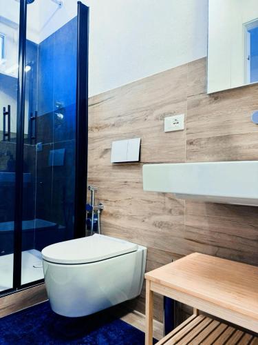 淋浴間, Sotto la Torre a due passi dal mare in 瓦拉澤