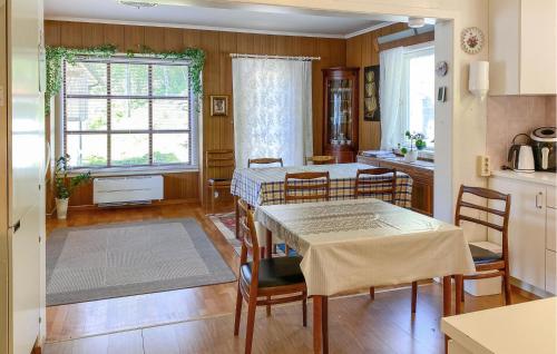 кухня, Stunning Apartment In Selje With Wifi in Сельє