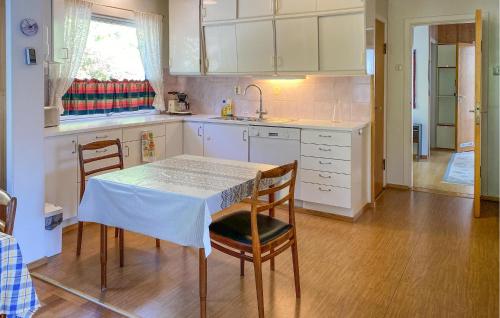 кухня, Stunning Apartment In Selje With Wifi in Сельє