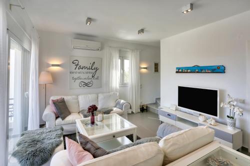 Helios Studios & Apartments in Makris Gialos