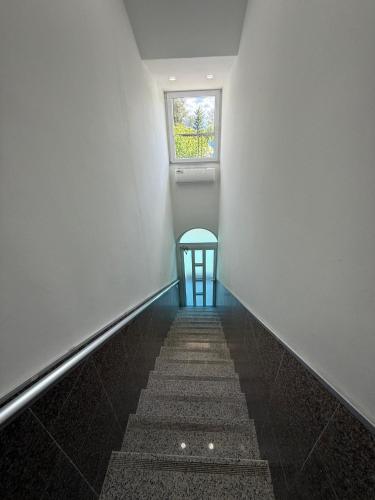 Deluxe Three Bedroom Apartment  image 10