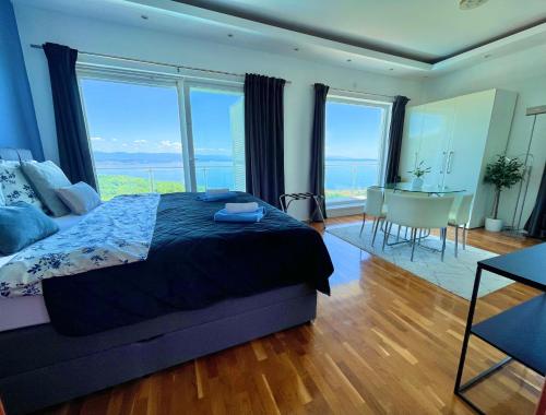 Villa with Sea View image 6