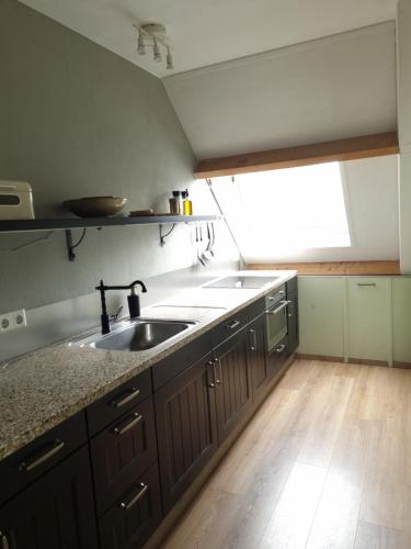 Prachtig en zeer ruim vakantie-appartement "BijFlore" in โลเชม