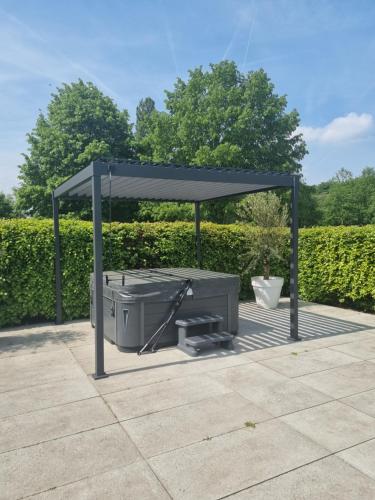 อ่างแช่น้ำร้อน, Prachtig en zeer ruim vakantie-appartement "BijFlore" in โลเชม