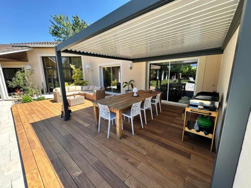 La Bredi Villa proche de Bordeaux avec piscine et spa in La Brede