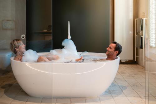Deluxe Suite image 9