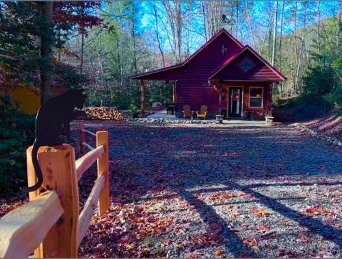 Twinn Peaks Mountain Cabin-Modern-Updated-Rafting on Ocoee River-Hiking-Waterfalls-WiFi-Pets OK in Murphy, Vereinigte Staaten von Amerika