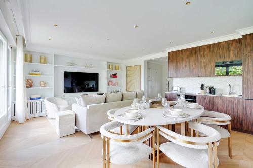 Luxurious apartment - 2BR- 6P Eiffel Tower view - image 3