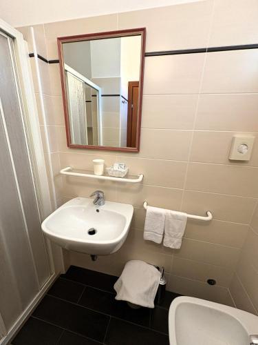 Economy Double or Twin Room image 10