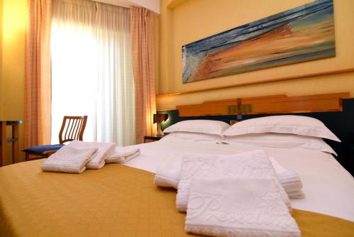 1 queen bed, 1 twin bed