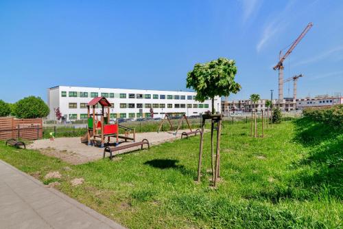 Playground, Modern Apartment Kowale - Garden and Free Parking in Kowale
