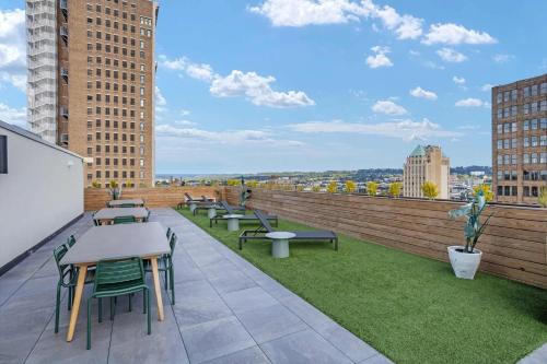 Optimum - Downtown Oasis near อุโมงค์ไฟ LED สีรุ้ง