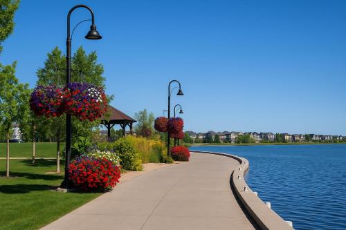 . Cozy 2-Bedroom Suite 5 Minutes Walk to Chestermere Lake