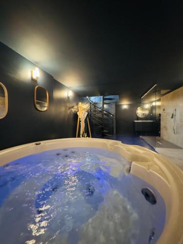 Mieuxqualhotel jacuzzi privatif La Parenthèse — other in Appt A 26 Rue du Grand Maurian, Bordeaux France, 33000
