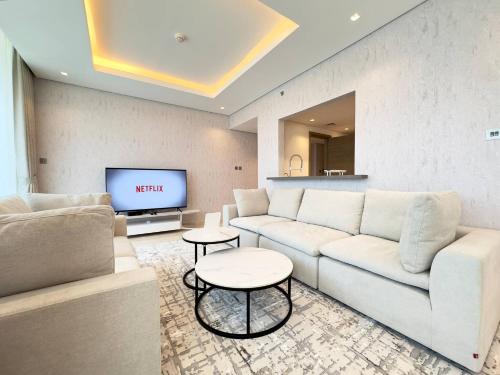 Unique Luxury White 2BR Apartment, Dubai (photo 2)