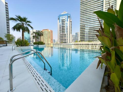 Unique Luxury White 2BR Apartment, Dubai (photo 4)