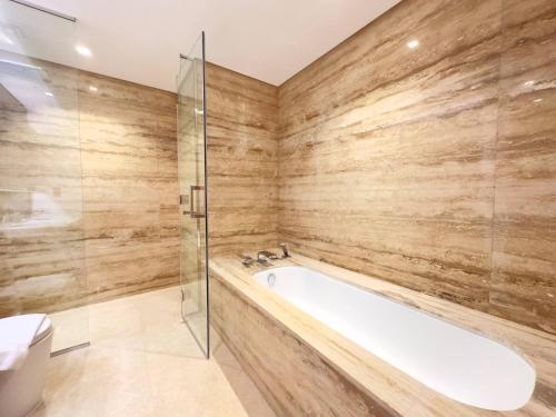 Unique Luxury White 2BR Apartment, Dubai (photo 5)