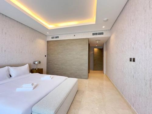 Unique Luxury White 2BR Apartment, Dubai (photo 6)