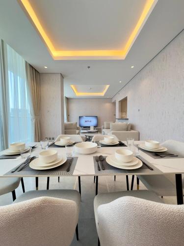 Unique Luxury White 2BR Apartment, Dubai (photo 7)