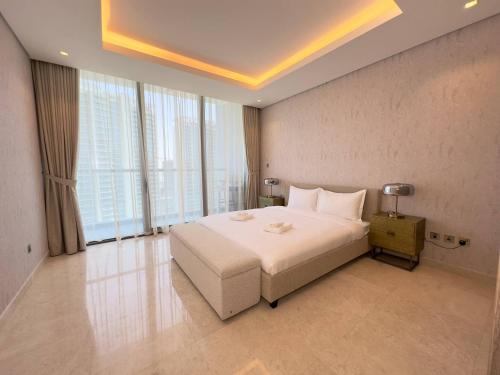 Unique Luxury White 2BR Apartment, Dubai (photo 8)