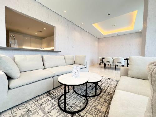 Unique Luxury White 2BR Apartment, Dubai (photo 10)