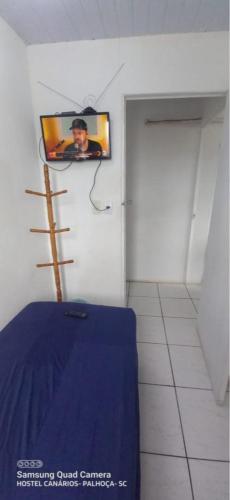Single Room with Shared Bathroom image 6
