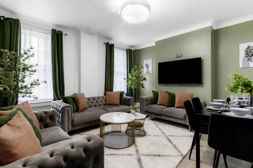Family Apartment Steps from Hyde Park & Oxford St