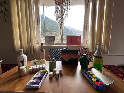 Shared lounge/TV area, La Heim Hostels in Majach